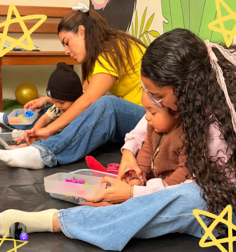 Profesionales de Ohana acompañando de cerca a niños durante una actividad
