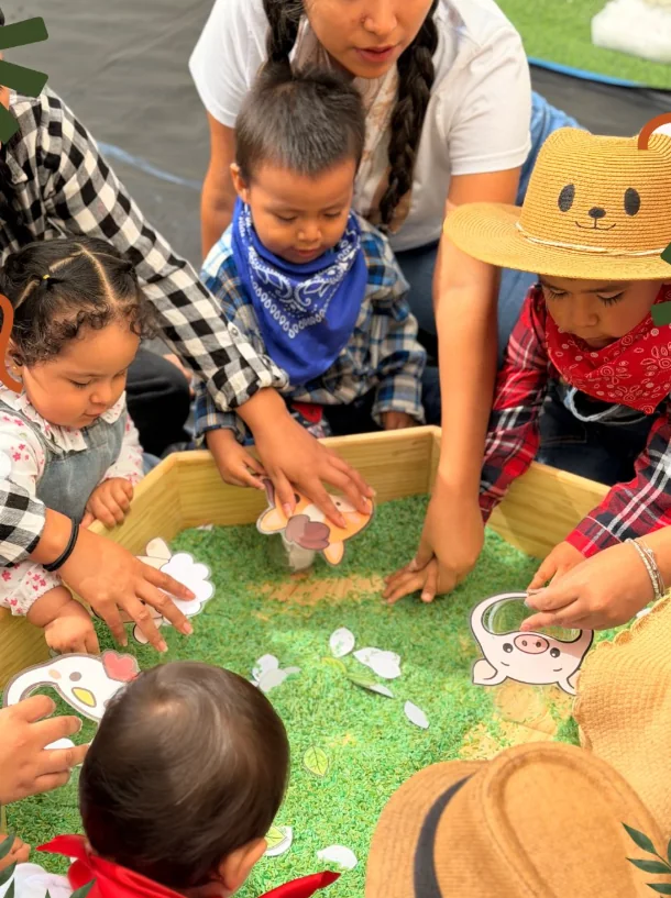 Niños y acompañantes compartiendo una actividad sensorial grupal en Ohana