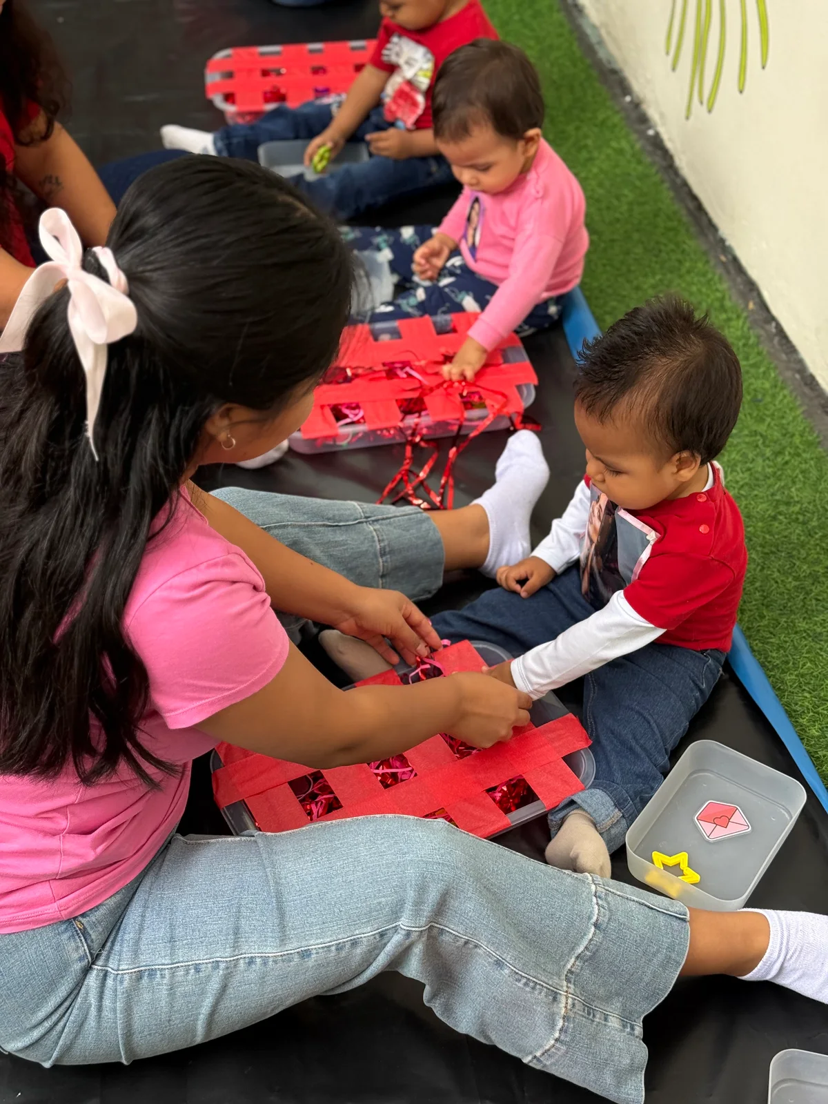 Bebés participando en una actividad sensorial acompañada en Ohana