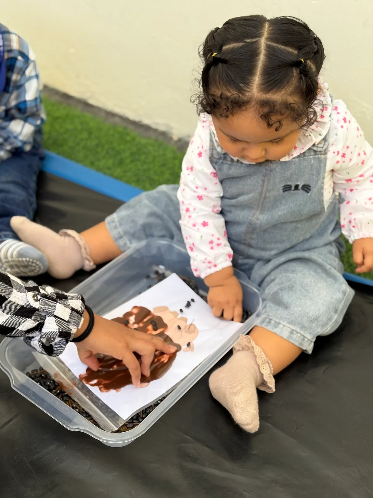 Niña desarrollando una actividad sensorial acompañada en Ohana