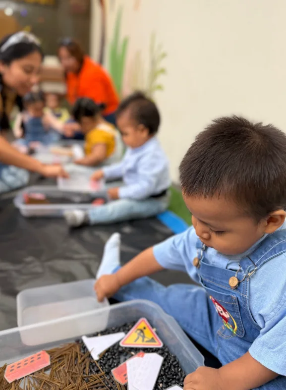 Niño participando en una actividad de estimulación sensorial en Ohana
