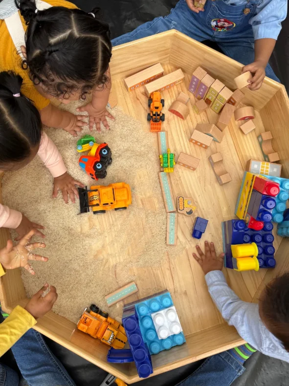 Niños explorando y construyendo juntos durante una actividad en Ohana