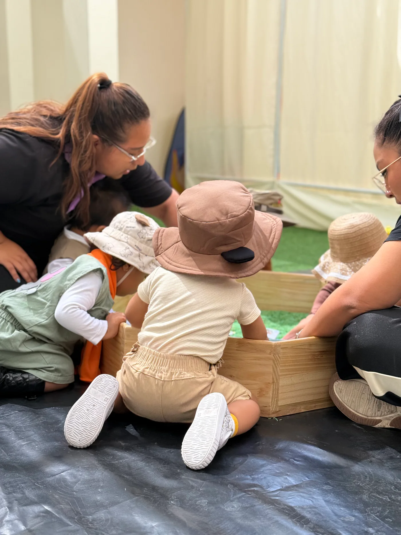 Niños participando en uno de los talleres de verano de Ohana
